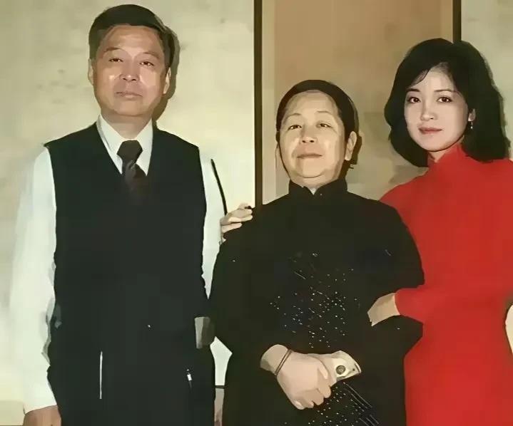 #分享充满回忆的老照片#
1975年的时光，定格在这张珍贵的照片里。22岁的邓丽