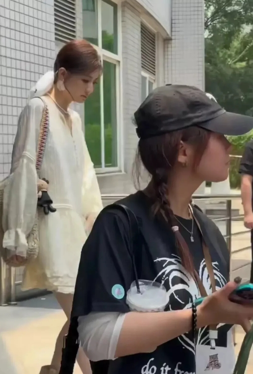 广州偶遇徐璐 本人又瘦又白薄薄一片五官精致，比网上还要好看好多