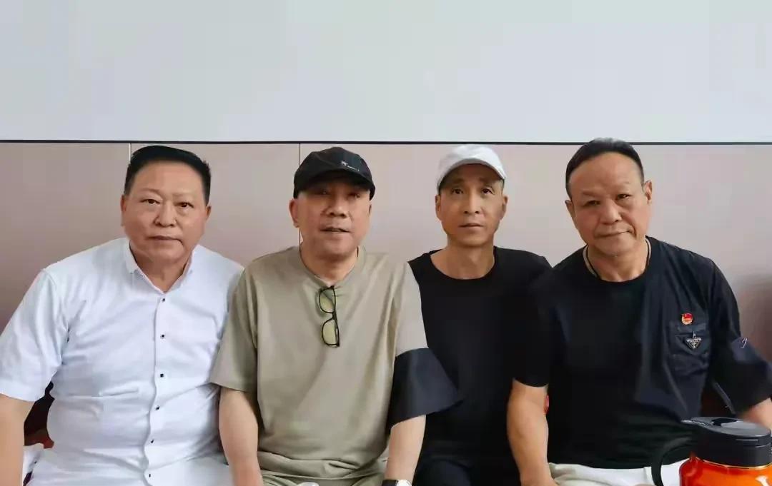 虽然是94的，但是杨老5的表情，有点太放松了吧？毕竟是刚刚过了一天啊，该有的哀婉
