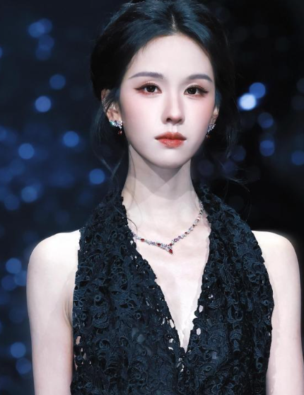 陈都灵的红毯妆造，这感觉超nice的，喜欢这样的她吗？