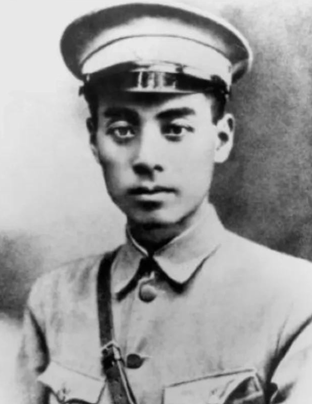 不好，居然是老相识！1927年4月，周恩来被捕，一位国民党军官偷偷帮他换上军服，