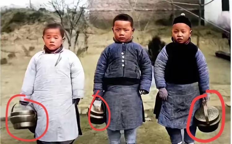 三个小兄弟，提着的是黄铜材质的
还是纯银的？
问200人不认识，问再多人也不认识