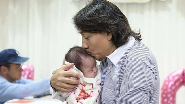 香港知名男星为小女儿举办百日宴，58岁妻子勇敢剖腹生二胎