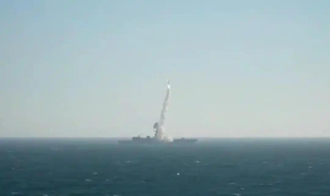 西方发现俄罗斯展示的打击西方的武器，与打击乌克兰武器，完全都不一样。打西方的武器