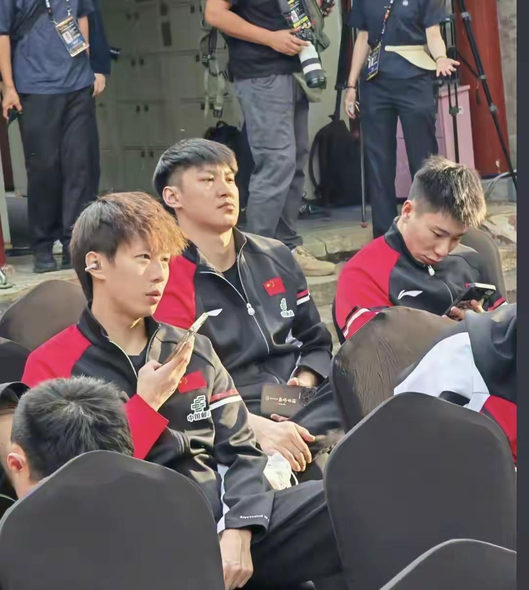 抽签仪式上，台下林高远，薛飞，徐瑛彬的表情很凝重。
国乒队员4人全部扎堆在2/8