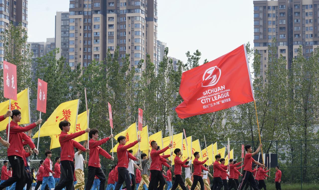 昨天，自贡市征集参加“川超”联赛的球队队名一事在网络上引起了热议，让所谓“川超”