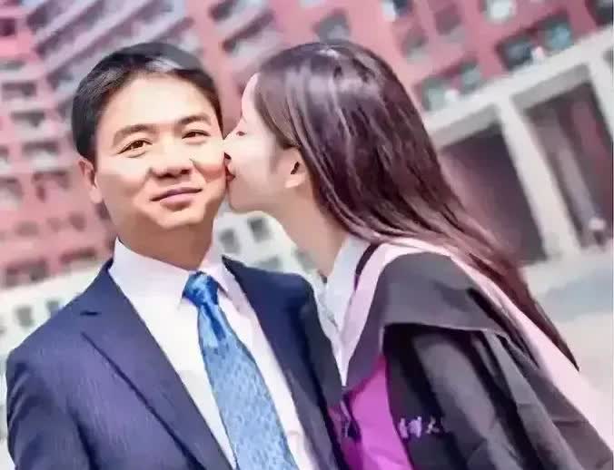 刘强东娶妻子太有眼光了，章泽天不仅长的年轻貌美，还很会带女儿呢！
有了女儿后，