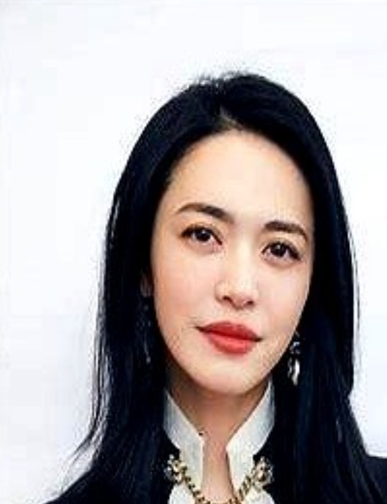姚晨对曹郁依赖难掩，新剧《以美之名》幕后花絮里，她聊角色总提“曹郁说”，从心理揣