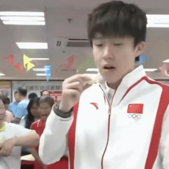 谁说王楚钦吃东西不香的
这不是吃得挺香的嘛！