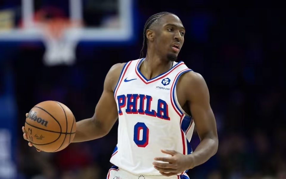 NBA常规赛接近尾声，76人队却陷入困境。恩比德和乔治两位顶薪球员表现不佳，出勤