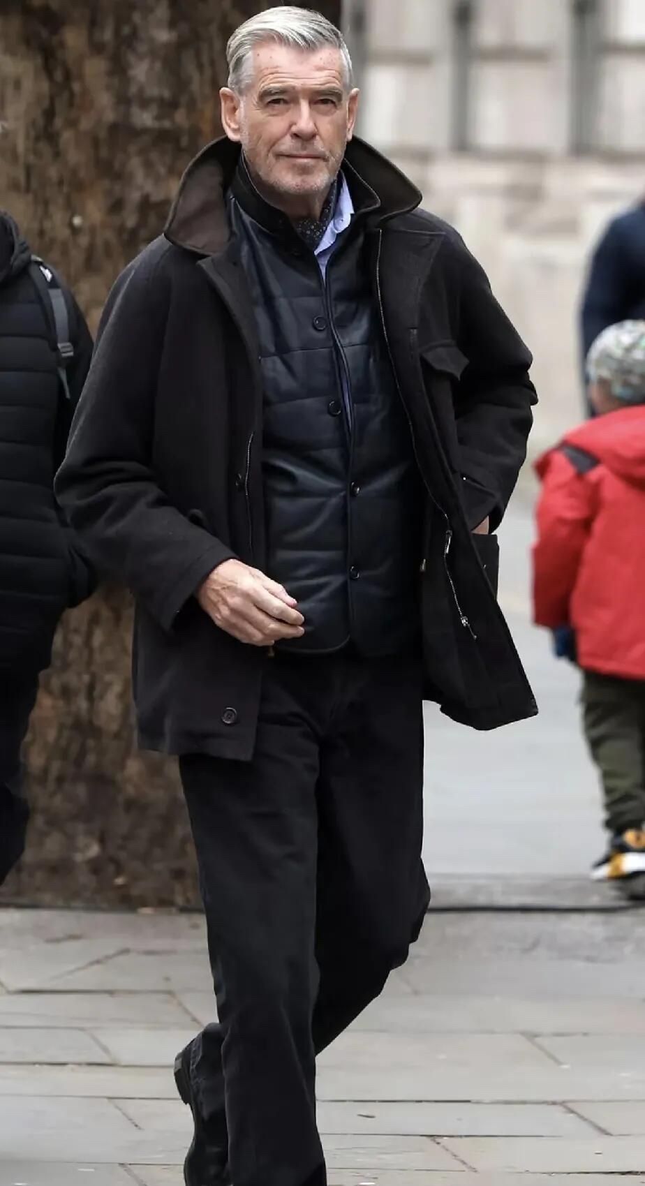 有没有发现外国的男明星，多数都比较扛老。你看照片中的这一位男明星，年轻时候挺帅的