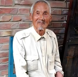 抗战时，日军押着张思问等人去压棒面，房东老头悄悄告诉他们：“河那边就是苏联，你们