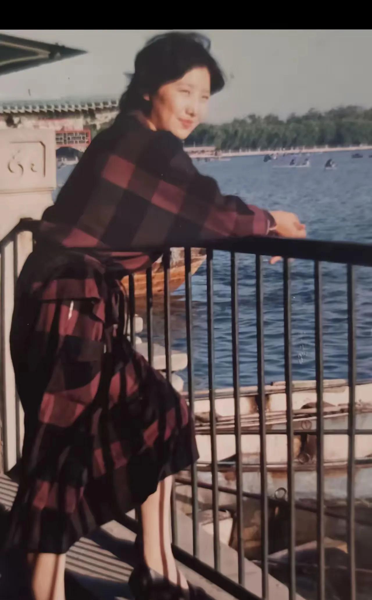 这张照片拍摄于1988年，北京首都钢铁集团财务处干部在颐和园里游玩时的留影。那时