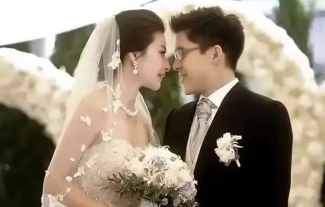 霍家三代人婚纱照变迁











有没有想过，一张泛黄的老照片，背后藏