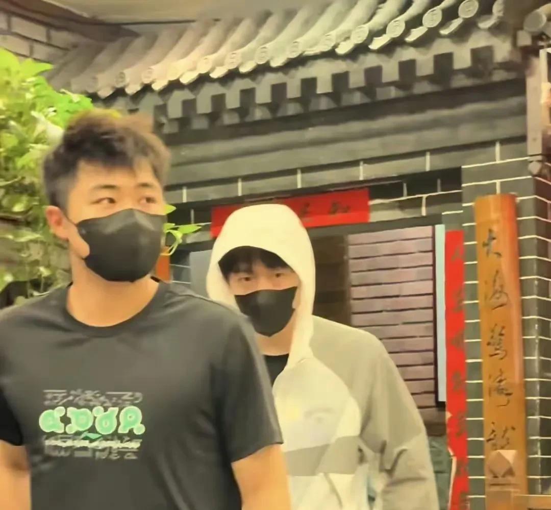 刷到网友偶遇王楚钦去饭店吃饭的视频，粉丝们眼睛太尖了！王楚钦戴着口罩，戴着帽子，