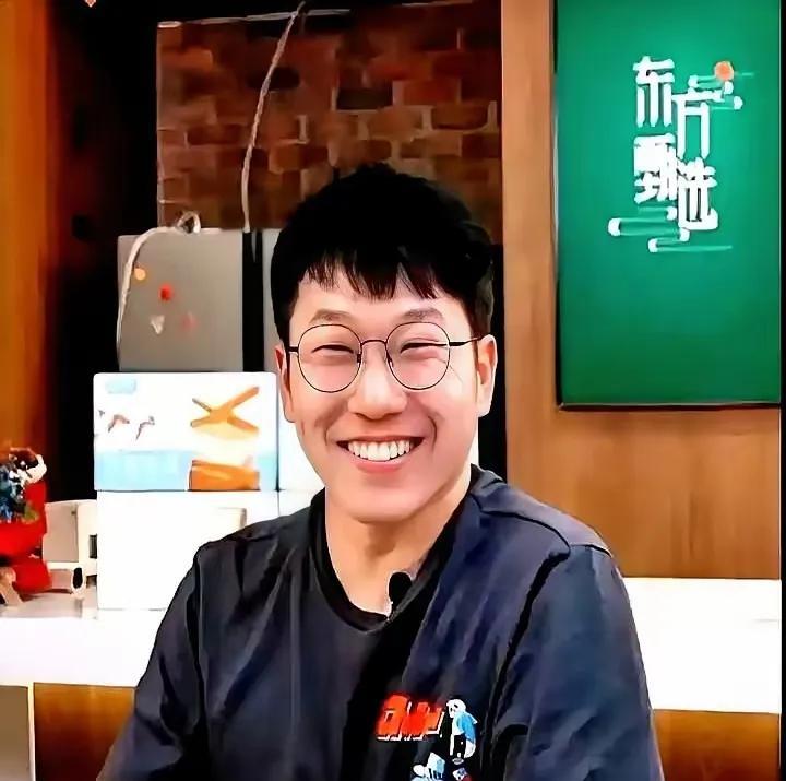 我看石明和宇辉搭档
一起带货的时候
挺好的
一捧哏一个逗哏
配合挺默契的
宇辉走
