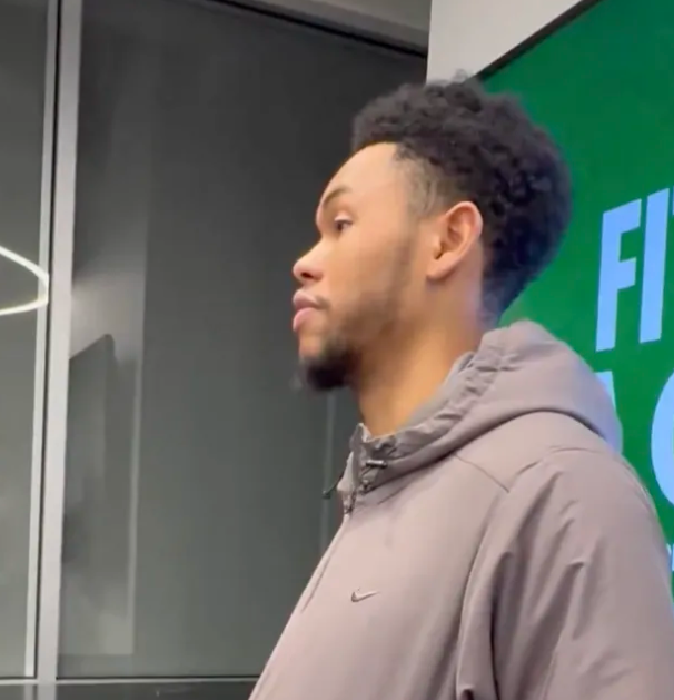 凯尔特人球员安芬尼-西蒙斯接受了记者采访，谈到了交易流言。
西蒙斯表示：“在联盟