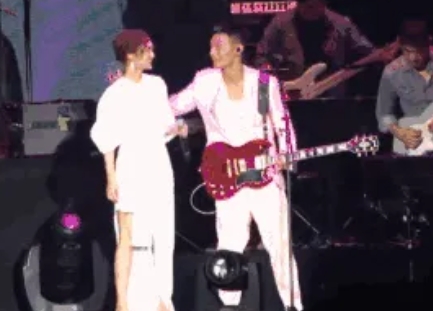 2013年的金曲奖上，那个唱《左边》的女孩，终于偶遇了她的“右边”，并且一见钟情