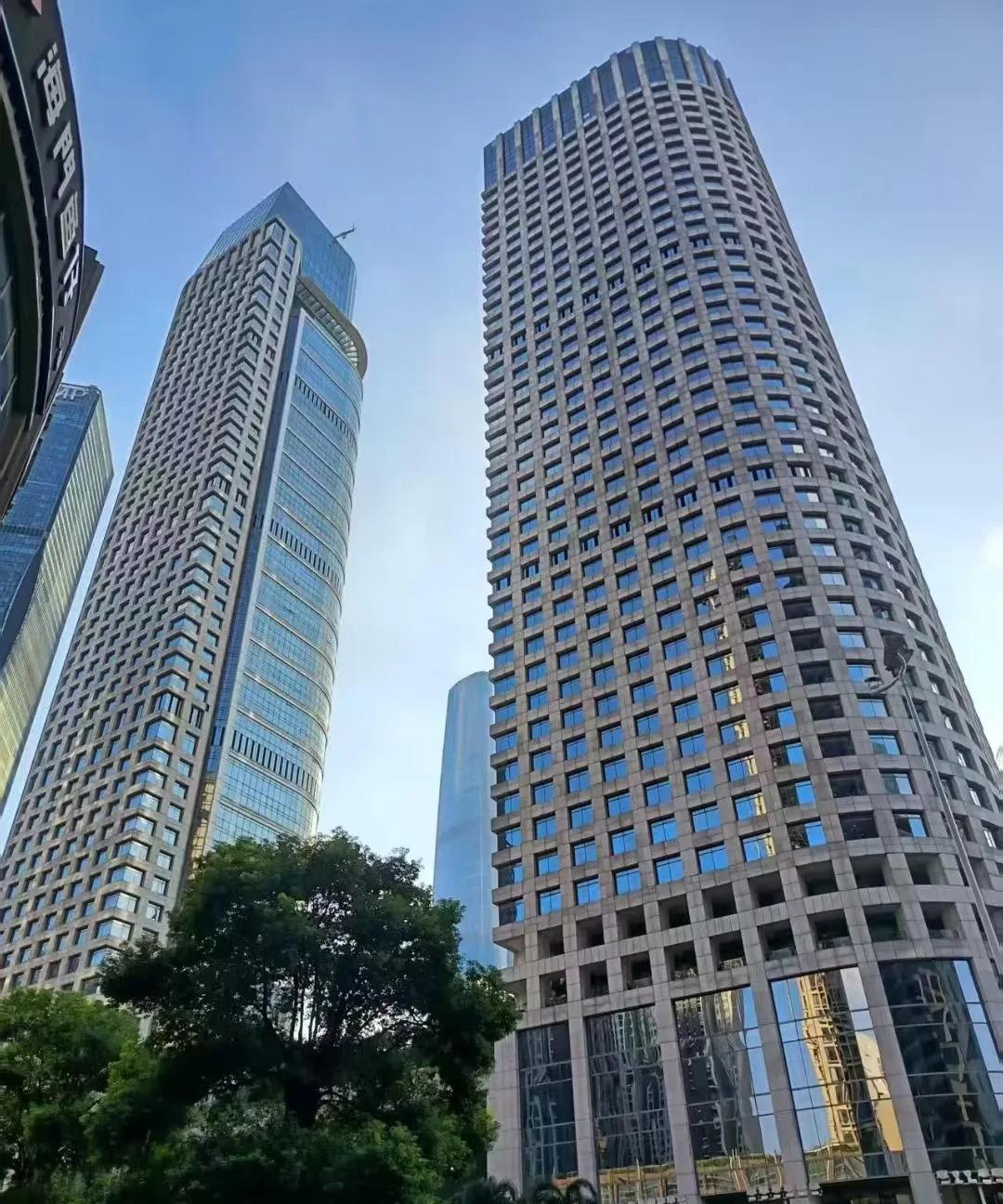 我湖南老家的亲戚家两个零零后的大学生这个国庆假期都没去旅游，一放假就回家了，最多