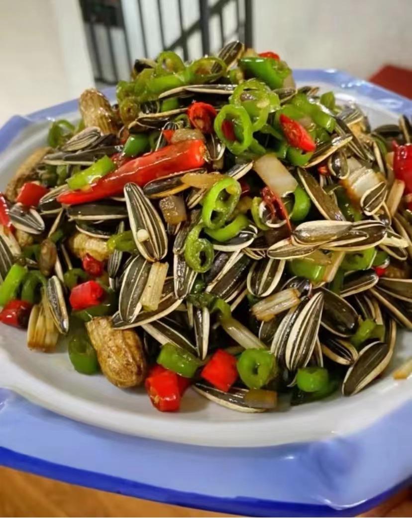 想知道这道美食的故乡在哪？名字是什么，太馋人了
