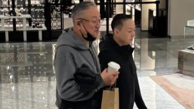 64岁宋丹丹和富豪老公逛街被偶遇，她大背头帅似小鲜肉，两人全程手牵手好甜啊