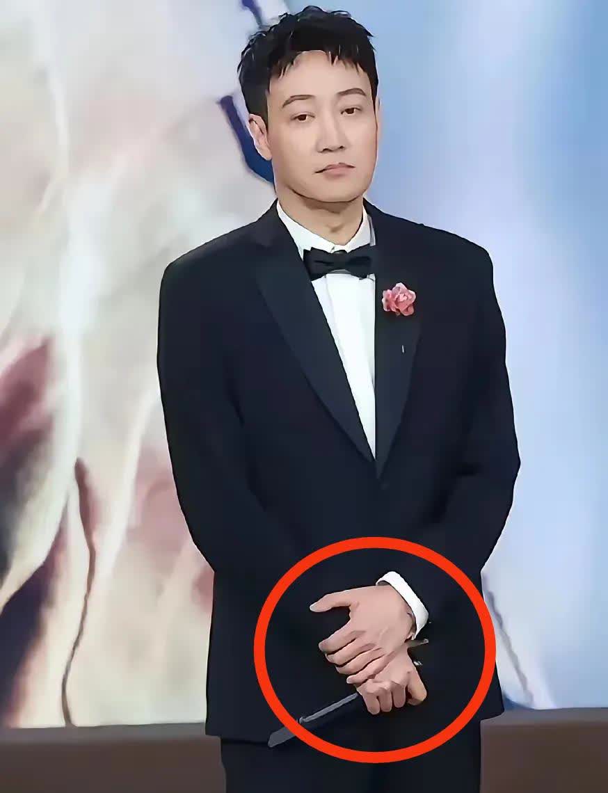 真相了！
辛柏青在北影节开幕式被大家冷落，他独自一人在最后面，脸上是略带苦涩和