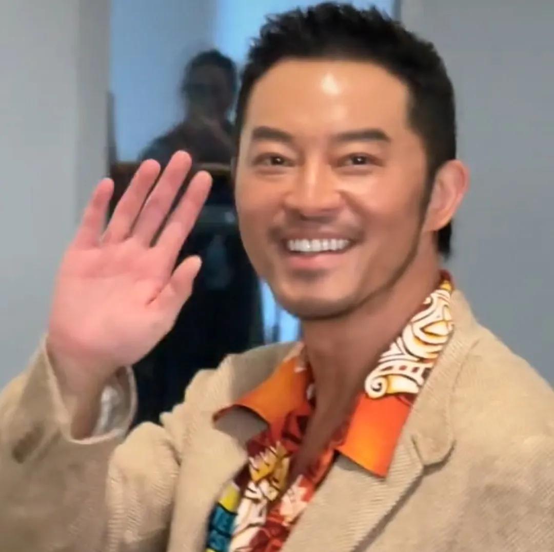 沙溢瘦了后有种斗地主里的地主里农民既视感，像农民哥哥刚进城去商场买了一套西服很开