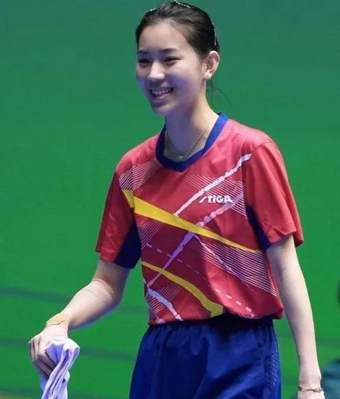 以下是国乒最美女神王添艺在全运会场上场下的最新美图。
如今网上关于肤白貌美大长腿
