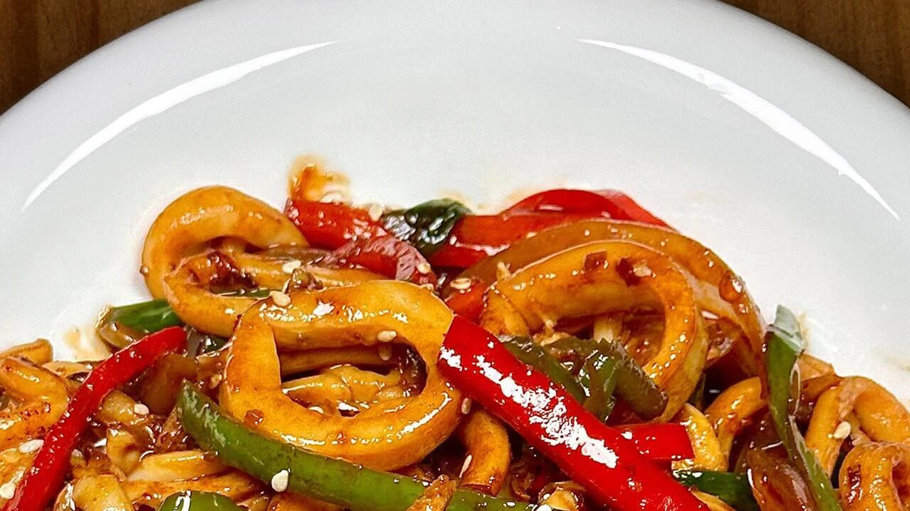 爆炒鱿鱼：一口“鲜”回海边的烟火气！