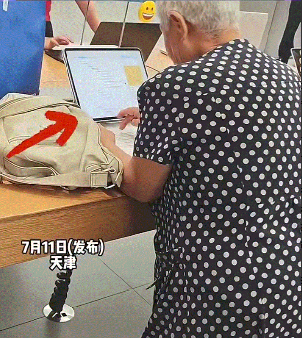 天津，一女子在商场里，偶遇一名白发苍苍的老奶奶在手机店里，用店里的平板敲代码。女