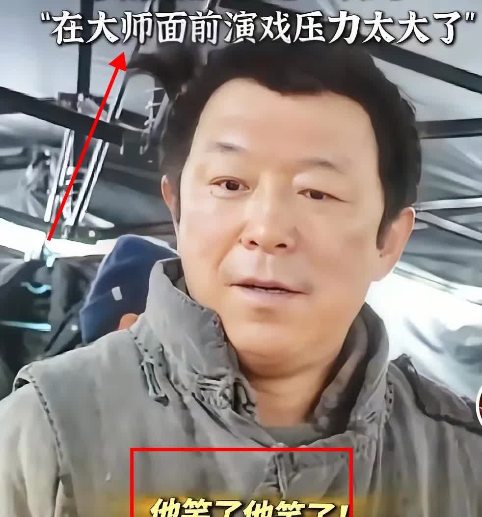 大家发现没！

身为大牌导演的黄渤，在后台见着陈佩斯，竟手足无措得像个等打分