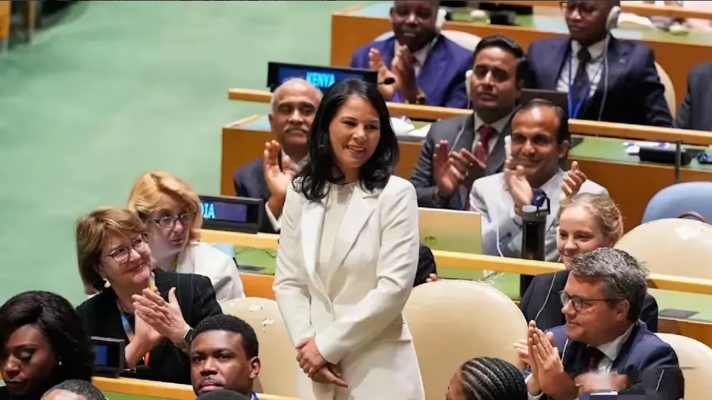 恭喜，德国的蹦床外长贝尔伯克蹦到了联合国大会主席的位置。
以德国的实力在欧洲还是