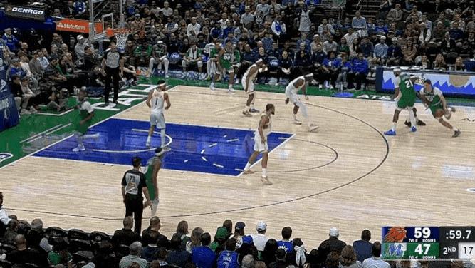 弗拉格运球借挡拆三分再中，目前个人9中3得到7分