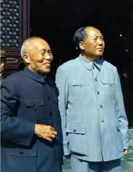 1966年国庆节，毛主席邀请李宗仁登上了天安门城楼，毛主席非常热情，牵着李宗仁的