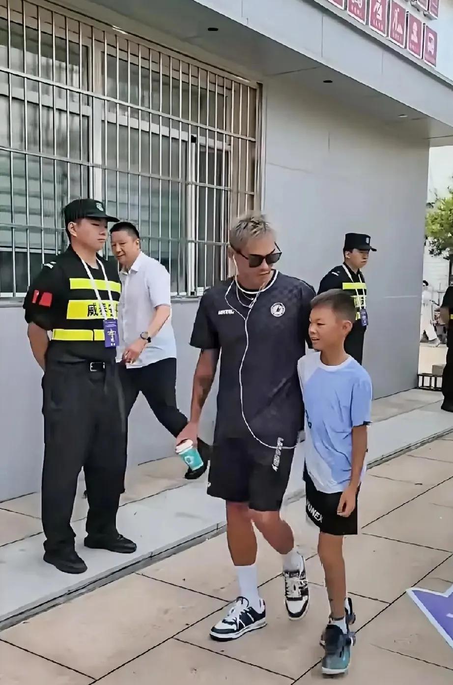 又开始专心带娃了！
万万没想到，现在的他不仅会沉下心来搞事业，更加不可思议的是整