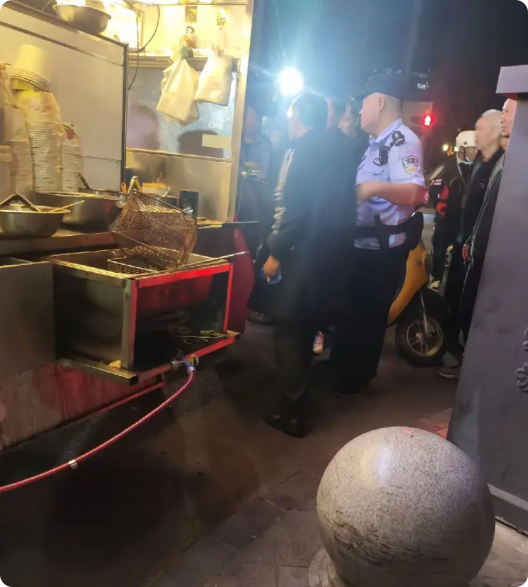 河南洛阳，男子在小摊点一份炸串，大爷下锅后他要求换成小份的，大爷说换不了，已经下