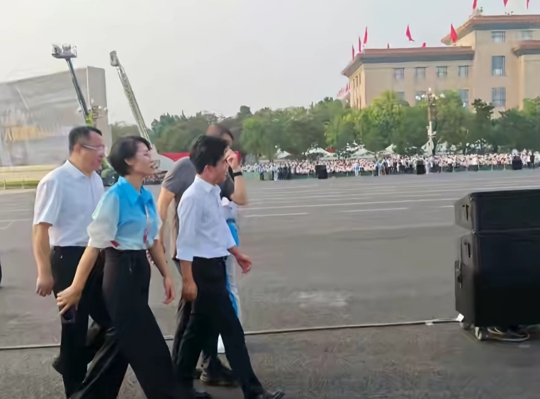 白衣青年是谁？神采飞扬，帅气逼人！
长发女子又是谁？优雅美丽，气质迷人！
原来是