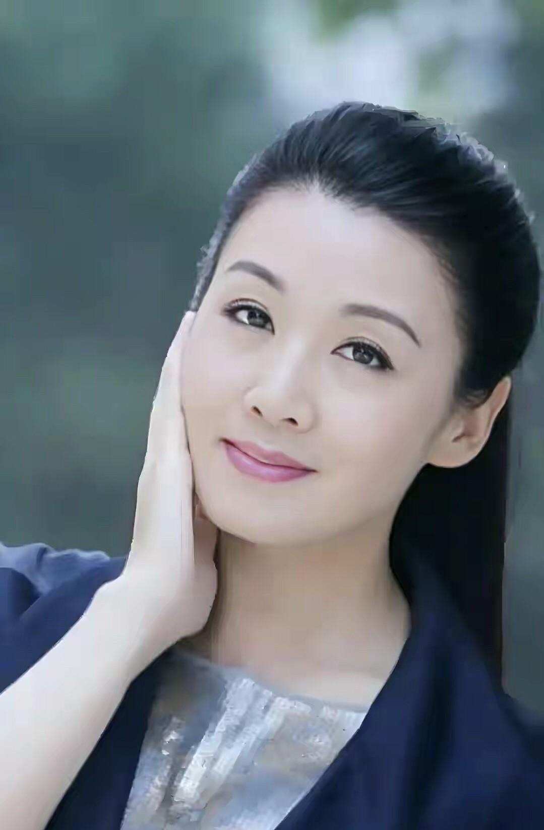 她好美啊，真正才貌双全的大美女，天生丽质，比马兰有气质。她现在有点发福了，但没有