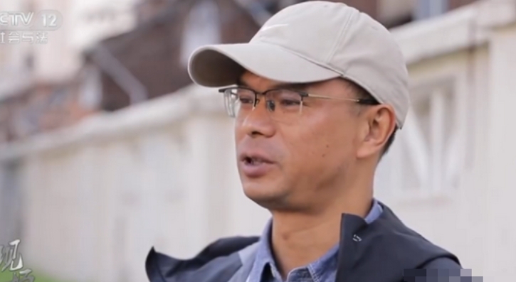 “谁还敢扶？”上海7旬老太乘坐扶梯时，重心不稳向后倒去，幸好一男子眼疾手快拼死相