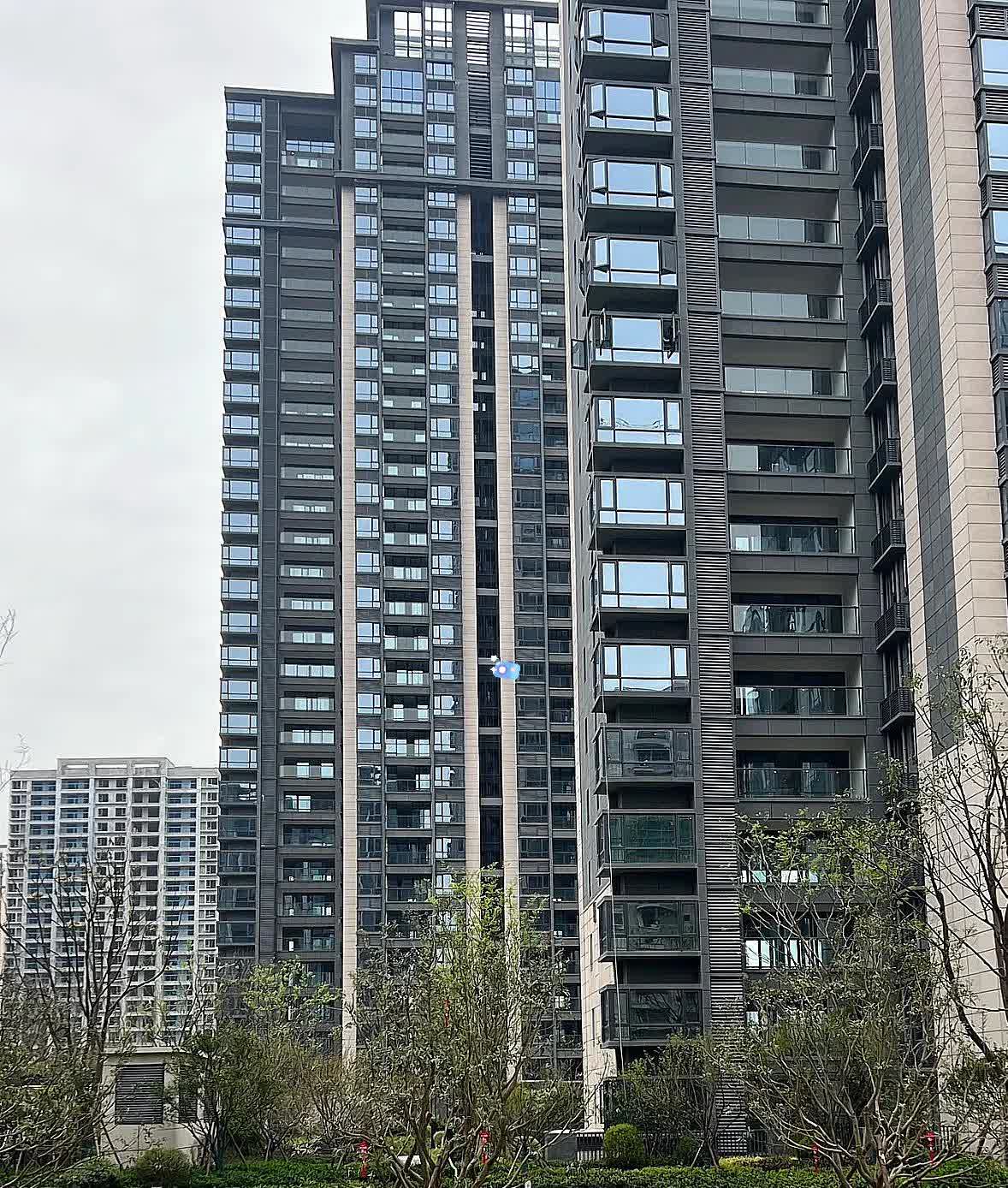 广东广州，一男子住7楼，他跟8楼邻居有过节，竟然全家搬走，然后买了个震楼器，每天