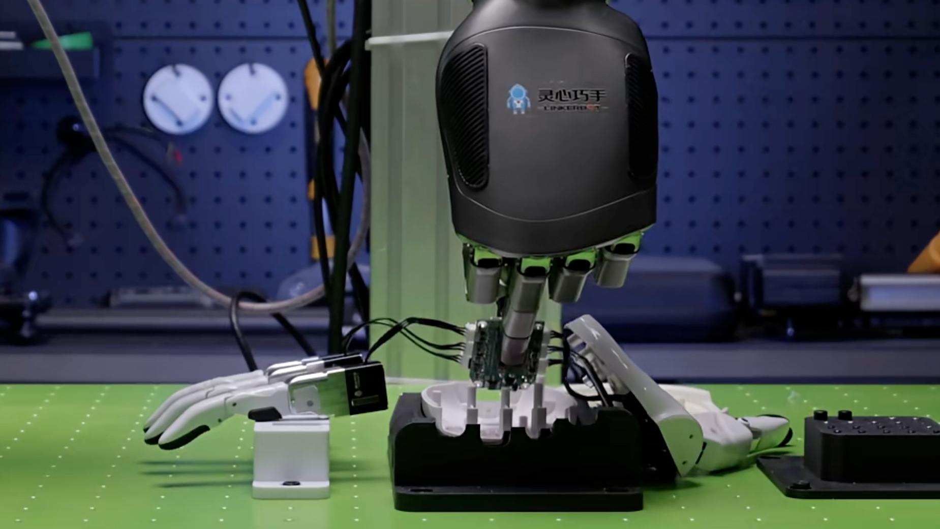 快讯｜灵心巧手放出炸裂视频：灵巧手自组装？机器造机器时代降临