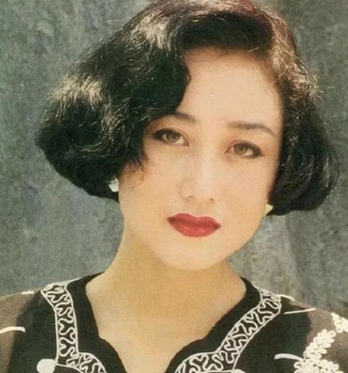 1987年，利智在拍摄时，被周润发一脚踹进玻璃渣里，后来在杀青宴上，周润发又悄悄