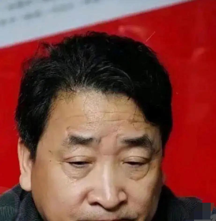 姜珊45岁未婚，广告公司高管，享受独处生活。
姜昆夫妇开明：幸福无标准，快乐就好
