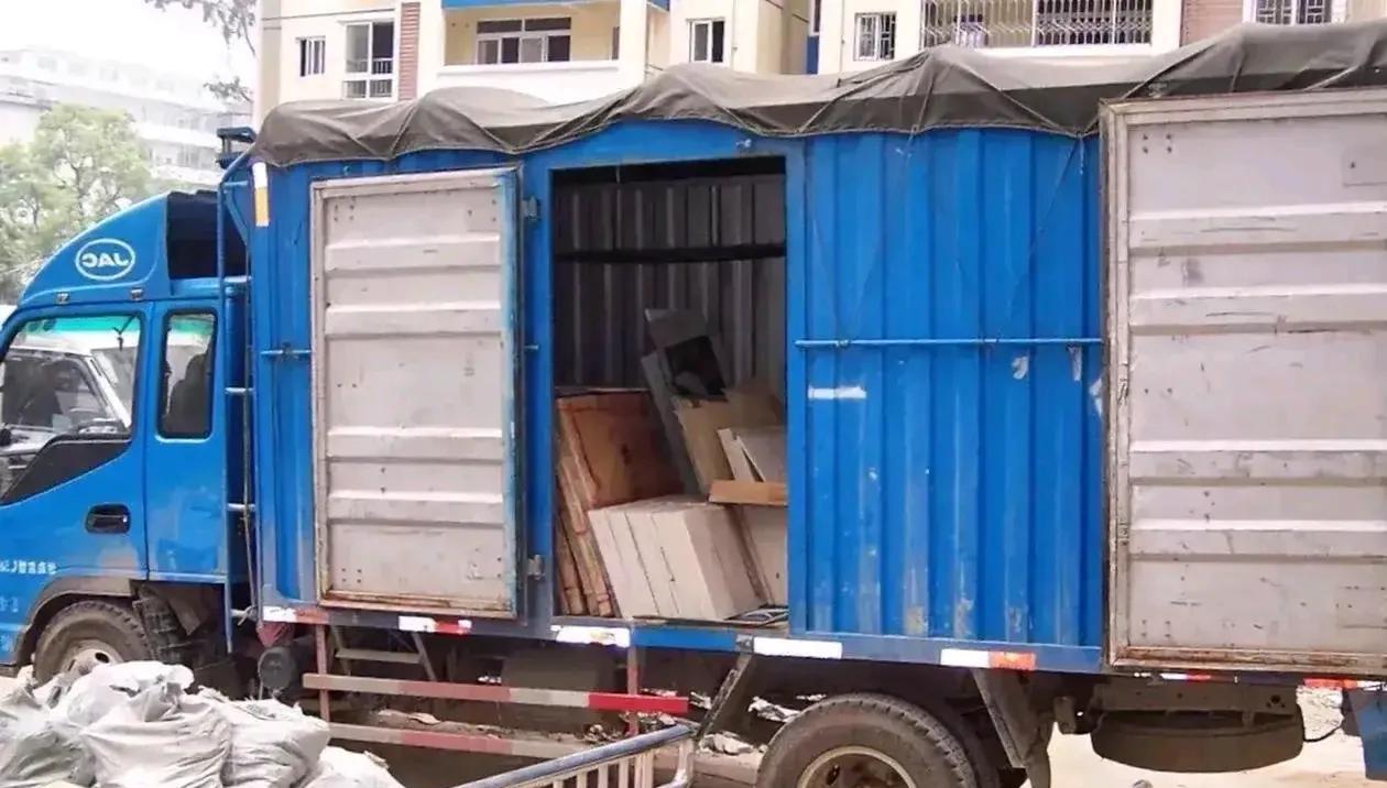 在广西，一起看似简单的运输纠纷，却在无形中揭示了社会中更深层次的问题。司机在运送