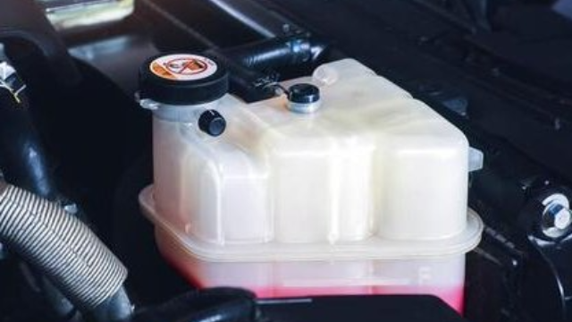 换防冻液别瞎选！红色不一定比绿色“高级”