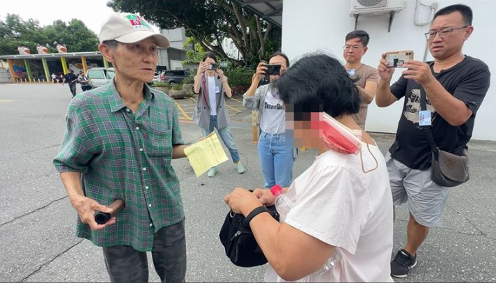 花莲“叶霸”投票遭妇人拦阻　

今天上午9时许，“叶霸”叶春莲至花莲市进丰园区进