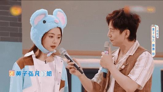 哇，这只米老鼠可爱晕了啦！季英英无理都要搅三分，是让造句吗？
季英英凑到话筒前说