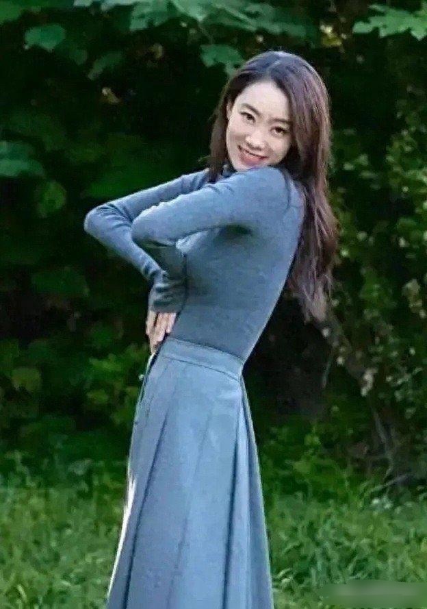 张小斐这身材绝了！穿紧身衣别人易有赘肉，她却平整得很线条流畅