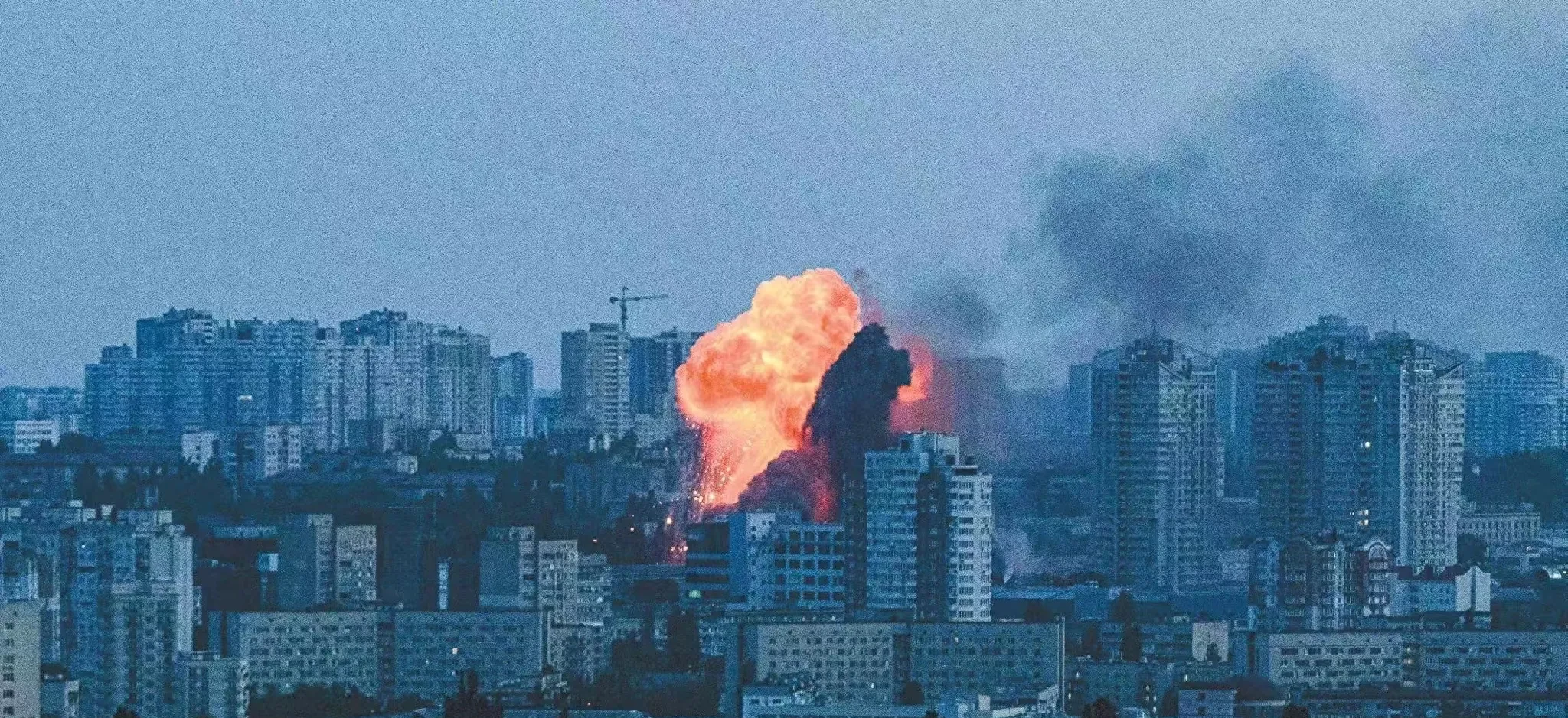 俄乌冲突局势复杂，风险持续加剧。冲突不断升级，在乌军袭击俄多地后，俄军对乌全境展