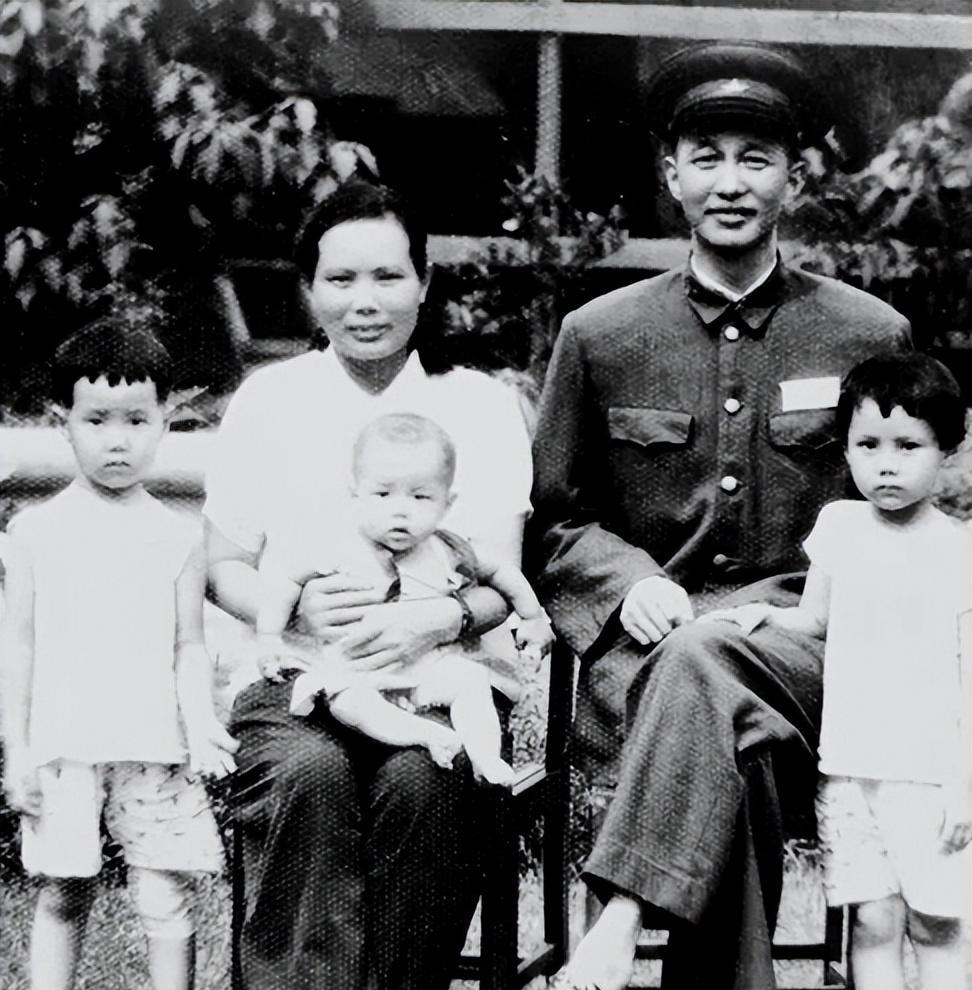 51年洪学智妻子寻女无果，到老乡家歇脚老乡惊呼：你要找得就是我
1951 年的夏